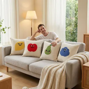 Nahaufnahme von niedlichen Frucht Kissen mit Chenille Stickerei auf Sofa im gemütlichen Wohnzimmer.