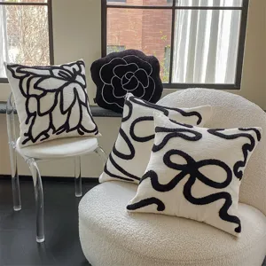 Coussins décoratifs chic en chenille noir et blanc avec broderie moderne pour canapé de salon.