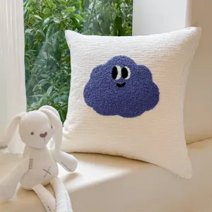 Weißes Chenille Zierkissen mit blauem Cartoon Wolken Design für Sofa Wohnzimmer Deko