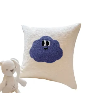 Weißes Chenille Zierkissen mit süßem blauen Cartoon Wolke Stickerei, flauschiges Sofakissen.