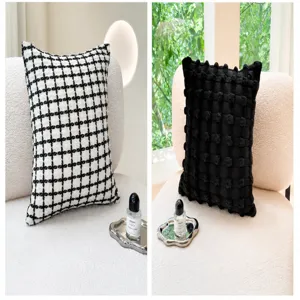 Oreiller décoratif crème de design français pour canapé, coussin élégant pour salon.