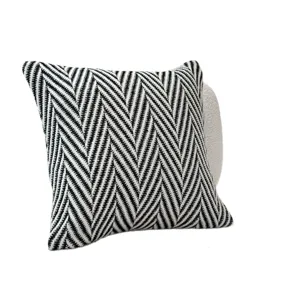Coussin moderne à motif chevron noir et blanc, style français douillet pour canapé salon.