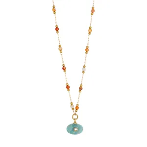 Collar de cuentas de piedra natural colorida con un elegante colgante ovalado.