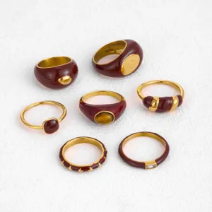 Set de bagues en acier inoxydable émail bordeaux rétro, bijoux dorés géométriques.