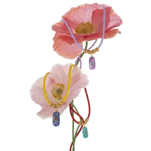 Collana con ciondolo in pietra naturale vintage con cordino colorato e perline scintillanti.