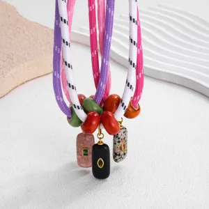 Collana di perle colorate con pendente in pietra naturale e corda molto elegante.