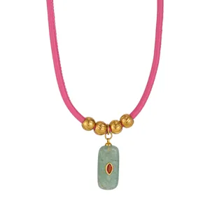 Collana vintage in pelle rosa con perline dorate e ciondolo in pietra verde da donna.