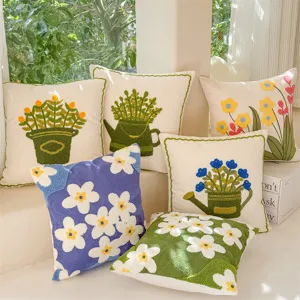 Coussin brodé style nordique plantes vertes et fleurs design pour salon et chambre a coucher