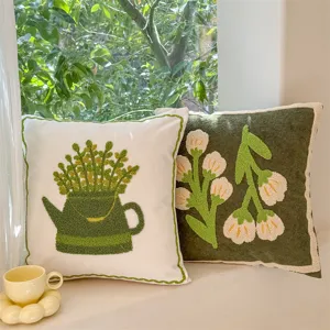 Joli coussin tufté style nordique ensemble, plante verte et tulipe pour déco salon.