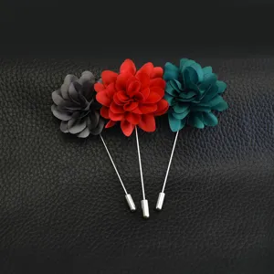 Set de broches fleurs en tissu, boutonnières artisanales pour costume, vue détaillée élégante.