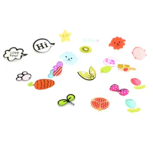 Jolies broches en acrylique de dessin anime, epingles charmantes avec plantes et nuages.