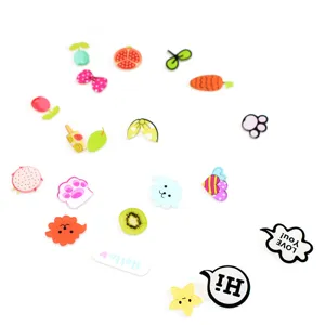 Joli ensemble de charms et badges en résine de dessin animé avec divers motifs mignons et rigolos.