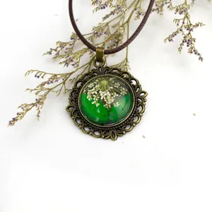 Collana con ciondolo vintage in vetro e vera fiore secco gioiello botanico in stile gotico