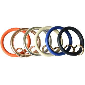 Gedetailleerd overzicht van kleurrijke PU leer ronde polsband sleutelhanger met metalen ringen.