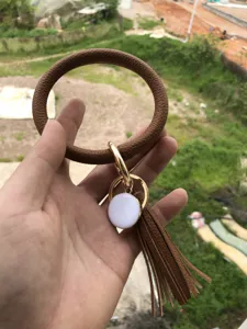 Porte-clés rond en cuir PU avec pompon et pendentif blanc pour bracelet de mode femme neu