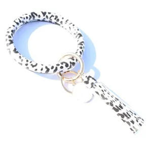 Bracelet porte-clés en cuir PU imprimé léopard noir et blanc avec anneau métal et joli pompon