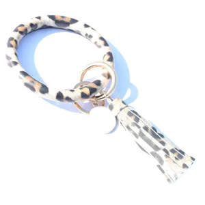 Porte-clés cercle en cuir PU motif léopard tendance avec pendentif pompon élégant.