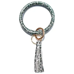 Stijlvolle PU lederen ronde armband sleutelhanger met elegante kwast in groene camo look.