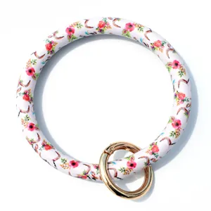 Μπρελόκ βραχιόλι από δέρμα PU με floral σχέδιο και χρυσό μεταλλικό κρίκο για καθημερινή χρήση.