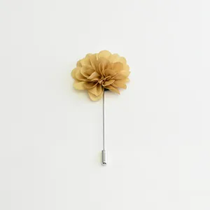 Broche fleur en tissu doré, boutonnière faite à la main pour costumes et accessoires élégants.