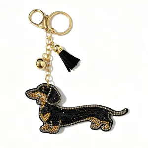 Μπρελόκ dachshund με στραζ, vintage φούντα και καμπάνα για τσάντα και κλειδιά αυτοκινήτου γοητεία.