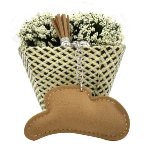 Llavero elegante de sombrero de vaquero con borla, accesorio de piel sintética para bolsos.