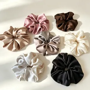 Set van 7 elegante satijnen haarrekkers in diverse effen kleuren voor dagelijkse stijlen.