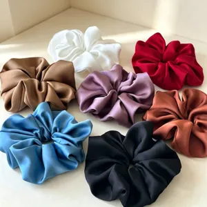 Set van meerdere gekleurde satijnen haarscrunchies, grote zachte elastische haarbanden.