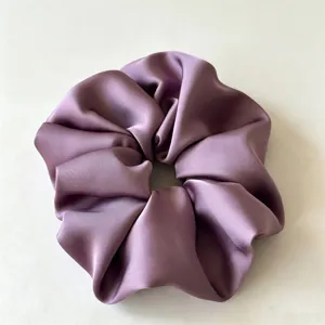Elegante paarse satijnen haarelastiek voor dames, zachte textuur, perfect haaraccessoire.