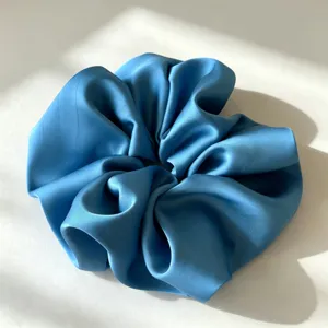 Blauwe satijnen haarscrunchie voor vrouwen, elegante effen haarband en haaraccessoires.