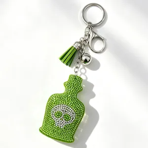 Strass Totenkopf Parfumflasche Schlüsselanhänger mit grüner Quaste, stylischer Taschenanhänger.