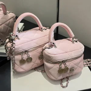 Bolso acolchado rosa con cadena para mujer, elegante bolso bandolera y mini neceser.