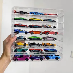 Detalle de vitrina de acrílico transparente con almacenamiento multicapa para cochecitos.