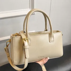 Sac Bandoulière en Cuir PU Mode Femme Minimaliste Petit Sac Carré avec Bandoulière Chaîne et Pendentif