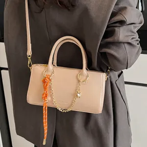 Sac à bandoulière en cuir verni pour femme avec chaîne et pendentif chic petit sac