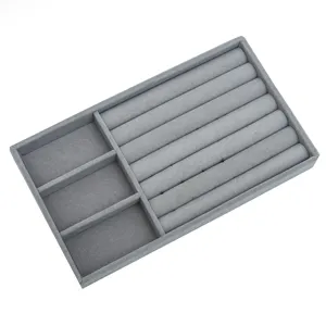 Vassoio portagioie in velluto grigio organizer per anelli, orecchini, collane e piccoli accessori.