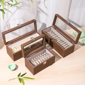 Walnoot houten armband display doos met helder glazen deksel en zachte fluwelen sleuven voor sieraden.
