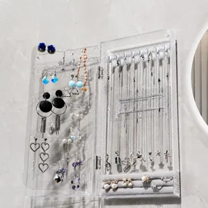 Organisateur de bijoux mural en acrylique transparent anti-poussière pour colliers et bagues.