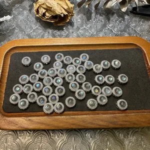 Vue rapprochée de perles intercalaires artisanales DIY de cabochons en pierre naturelle ronde.