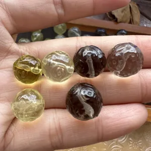 Perles de monnaie sculptées en cristal naturel, accessoires de bracelet DIY, gros plan.