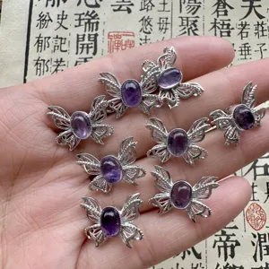 Vista dettagliata di accessori argento farfalla ametista, gioielli con pietre preziose.