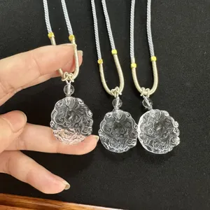 Pendentif renard sculpté en cristal blanc naturel avec cordon tressé, accessoire de bijoux.