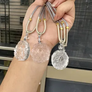 Vue détaillée de magnifiques bijoux pendentif sculptés à la main en cristal blanc naturel.