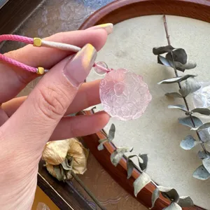 Pendentif renard sculpté en quartz rose naturel avec corde tressée rose pour femmes.