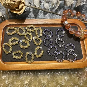 Vista detallada de accesorios de bricolaje para anillos de cristal y pulseras de gemas.