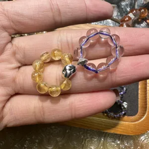 Vista detallada de anillos de cuentas de cristal con amatista y citrina y accesorios de metal DIY.