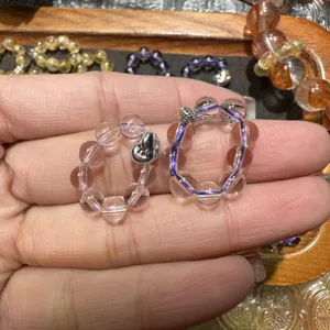 Anillo de cuentas de cristal hecho a mano accesorio de joyería DIY con dije plateado.