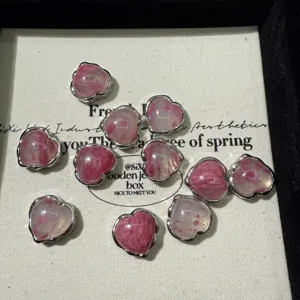Ciondoli di gioielli in pietra a forma di cuore rosa con bordo in argento per fai da te.