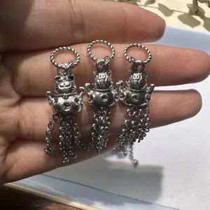 Dettaglio pendente nappa gatto portafortuna in argento tibetano, ciondolo vintage.