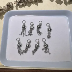 Dettaglio ciondoli in lega con nappina gatto portafortuna in argento tibetano, DIY.